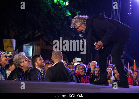 Beppe Grillo, politischer Führer der fünf Sterne Bewegung (m5s), spricht während einer politischen Kundgebung vor der sizilianischen Wahlen in Palermo (Italien). Stockfoto