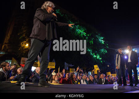 Beppe Grillo, politischer Führer der fünf Sterne Bewegung (m5s), spricht während einer politischen Kundgebung vor der sizilianischen Wahlen in Palermo (Italien). Stockfoto