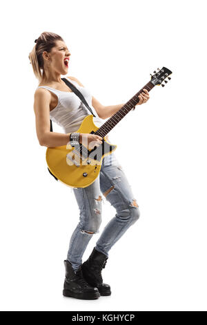 Volle Länge Profil Schuß eines Punk Mädchen singen und spielen eine E-Gitarre auf weißem Hintergrund Stockfoto