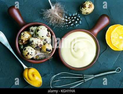 frische Mayonnaise-Sauce in Schüssel geben und auf einem Tisch Stockfoto