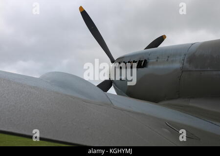 Morgentau am Flügel einer Supermarine Spitfire bei airventure 2017 Stockfoto