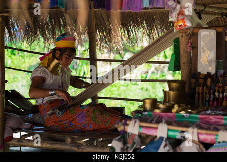 CHIANG RAI, THAILAND - 4. NOVEMBER 2017: Unbekannter lange Hals Karen Frau, die volkskunst waren Stockfoto