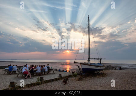 Dramatische Sonnenstrahlen bei Sonnenuntergang von West Beach, Whitstable, Kent, UK gesehen Suchen auf der Insel Sheppey. Stockfoto