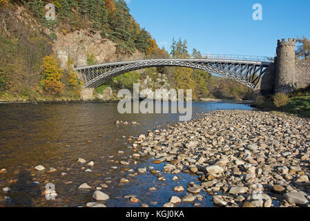 Die 1812 Lattice gusseiserne Brücke von Thomas Telford über den Fluss Spey bei Craigellachie Morayshire. Schottland. Stockfoto