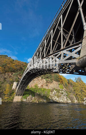 Die 1812 Lattice gusseiserne Brücke von Thomas Telford über den Fluss Spey bei Craigellachie Morayshire. Schottland. Stockfoto