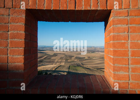 Ein Blick auf die Terrasse mit Panoramablick auf das Dorf poggiorsini, Italien. poggiorsini war ein Lehen der Familie Orsini, die ihren Namen dem Land gab. Stockfoto