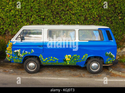 VW Wohnmobil mit Blumendekoration entlang der Strada Provinciale 227 di Portofino 2017 geparkt Stockfoto