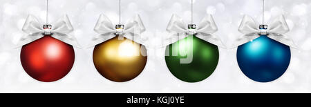 Weihnachtskugeln mit silber Schleife auf verschwommen Lichter Hintergrund Stockfoto