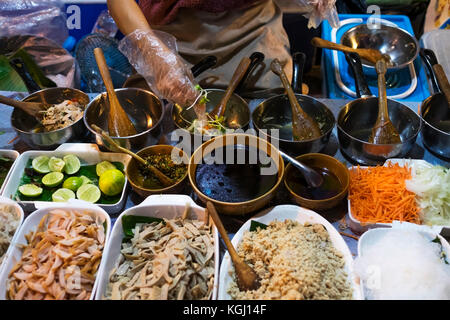 Food Street Kochen der traditionellen asiatischen Küche. Stockfoto