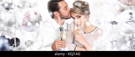 Glückliches Paar Toasts an Weihnachten und Neujahr Stockfoto