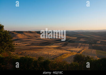 Eine Landschaft aus dem Dorf poggiorsini, Italien. poggiorsini war ein Lehen der Familie Orsini, die ihren Namen dem Land gegeben hat. Es ist die kleinste Stockfoto