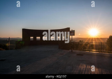 Ein Blick auf die Terrasse mit Panoramablick auf das Dorf poggiorsini, Italien. poggiorsini war ein Lehen der Familie Orsini, die ihren Namen dem Land gab. Stockfoto