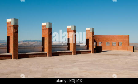 Ein Blick auf die Terrasse mit Panoramablick auf das Dorf poggiorsini, Italien. poggiorsini war ein Lehen der Familie Orsini, die ihren Namen dem Land gab. Stockfoto