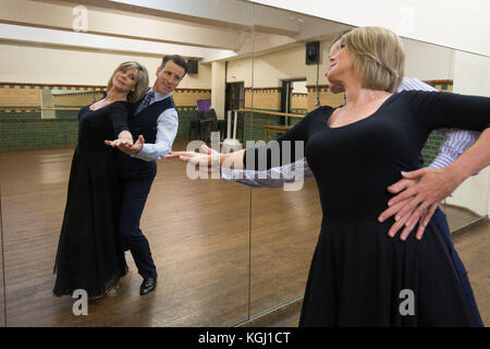 Ruth Langsford und Anton du Beke Proben ihren langsamen Foxtrot-Tanz für die Samstagsrunde von Strictly Come Dancing der BBC in einem Studio im Westen Londons. Stockfoto