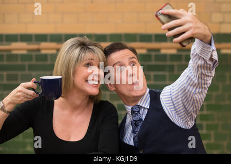 Ruth Langsford und Anton du Beke machen ein Selfie während einer Probenpause für ihren langsamen Foxtrot-Tanz für die Samstagsrunde von Strictly Come Dancing der BBC in einem Studio im Westen Londons. Stockfoto