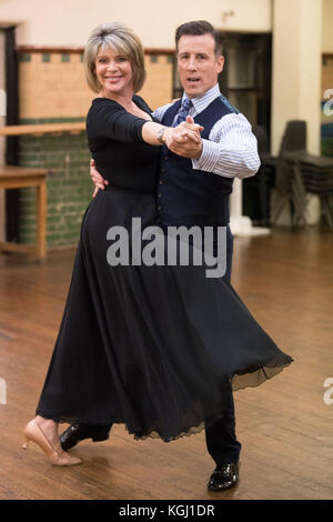 Ruth Langsford und Anton du Beke Proben ihren langsamen Foxtrot-Tanz für die Samstagsrunde von Strictly Come Dancing der BBC in einem Studio im Westen Londons. Stockfoto