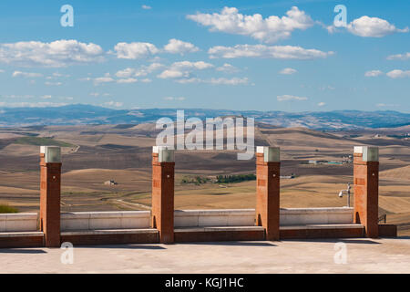 Ein Blick auf die Terrasse mit Panoramablick auf das Dorf poggiorsini, Italien. poggiorsini war ein Lehen der Familie Orsini, die ihren Namen dem Land gab. Stockfoto