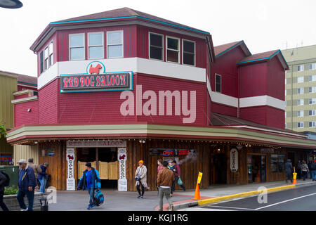 Eine Außenansicht des Eingang des Red Dog Saloon, ein Wahrzeichen in Juneau, Alaska. Stockfoto