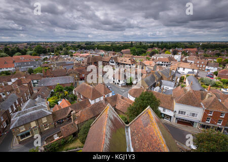 Blick auf die mittelalterlichen Dächer vom Turm der St. Peter's Kirche, Sandwich, Kent, UK. Stockfoto