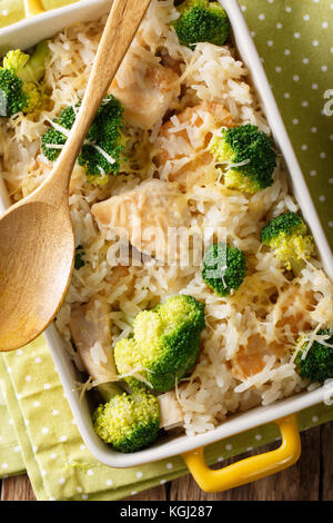 Reis gebacken mit Brokkoli, Huhn und Käse, Makro, das in eine Auflaufform. Senkrechte Draufsicht von oben Stockfoto