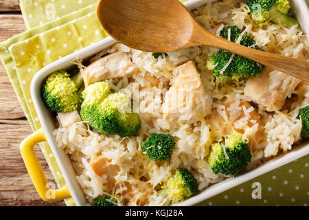 Reis gebacken mit Brokkoli, Huhn und Käse, Makro, das in eine Auflaufform. horizontal oben Ansicht von oben Stockfoto