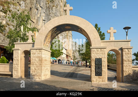 Montenegro, Danilovgrad, Blick auf das Haupttor zum Innenhof des orthodoxen männlichen Ostrog-Klosters Stockfoto