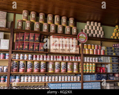 Regale innerhalb der historischen Hyman und Söhne Store und Lager, Forillon National Park, Gaspe Halbinsel, Kanada. Stockfoto