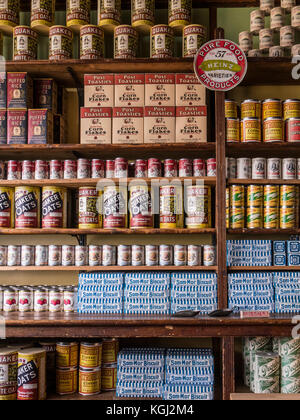 Regale innerhalb der historischen Hyman und Söhne Store und Lager, Forillon National Park, Gaspe Halbinsel, Kanada. Stockfoto