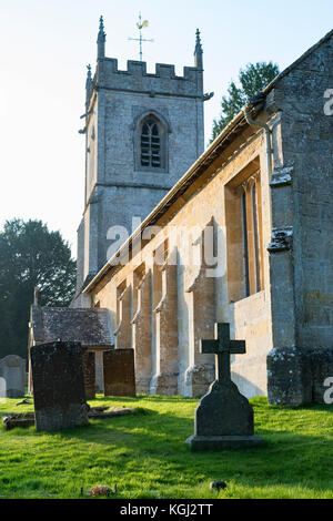 St Andrew's Church im Herbst, Naunton, Cotswolds, Gloucestershire, England Stockfoto