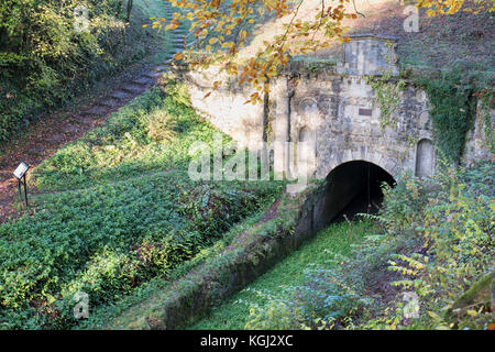 Die coates Portal am süd-östlichen Ende der Sapperton Kanal Tunnel auf der Themse und Severn Canal im Herbst. Coates, Gloucestershire, VEREINIGTES KÖNIGREICH Stockfoto