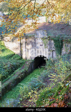 Die coates Portal am süd-östlichen Ende der Sapperton Kanal Tunnel auf der Themse und Severn Canal im Herbst. Coates, Gloucestershire, VEREINIGTES KÖNIGREICH Stockfoto