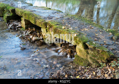 Ford und 1880 Brücke über den Fluss Windrush bei Kineton im Herbst. Kineton, Gloucestershire, VEREINIGTES KÖNIGREICH Stockfoto