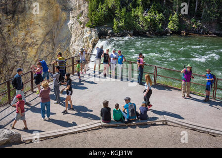 Yellowstone National Park, Wyoming, USA - 17. Juli 2017: Touristen anschauen und die Bilder der unteren Yellowstone fällt. Grand Canyon von Yellowstone Stockfoto