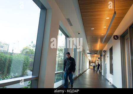 Menschen laufen durch einen Flur auf dem Mission Bay Campus des medizinischen Zentrums der University of California San Francisco (UCSF) in San Francisco, Kalifornien, 29. September 2017. () Stockfoto