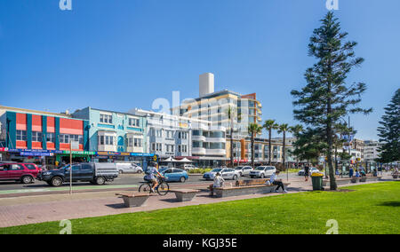 Australien, New South Wales, Sydney, Bondi Beach, mit Blick auf die Campbell Parade kaufmännischer Bereich Stockfoto