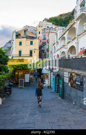 Amalfi, Italien - das fantastische historische Zentrum der touristischen Stadt in Kampanien, Golf von Salerno, Süditalien. Stockfoto