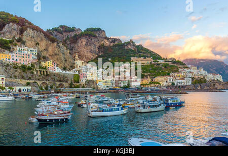 Amalfi, Italien - das fantastische historische Zentrum der touristischen Stadt in Kampanien, Golf von Salerno, Süditalien. Stockfoto