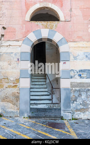 Amalfi, Italien - das fantastische historische Zentrum der touristischen Stadt in Kampanien, Golf von Salerno, Süditalien. Stockfoto