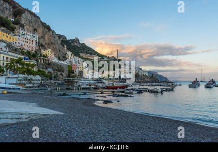 Amalfi, Italien - das fantastische historische Zentrum der touristischen Stadt in Kampanien, Golf von Salerno, Süditalien. Stockfoto