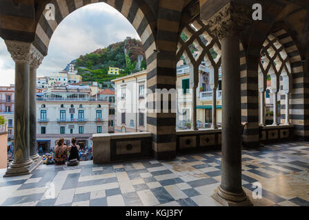 Amalfi, Italien - das fantastische historische Zentrum der touristischen Stadt in Kampanien, Golf von Salerno, Süditalien. Stockfoto