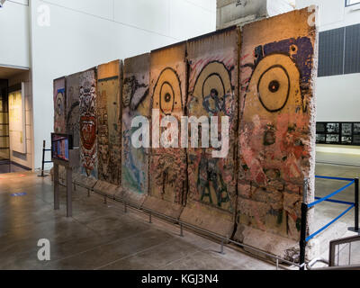 Ein großer Teil der Berliner Mauer in Newseum, ein interaktives Museum in Washington DC, USA. Stockfoto