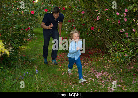 Sharky und George (Charlie Astor, dunkle Haare & George Whitefield) childrens Party Veranstalter bei einem Kinderfest in Dorset. Stockfoto