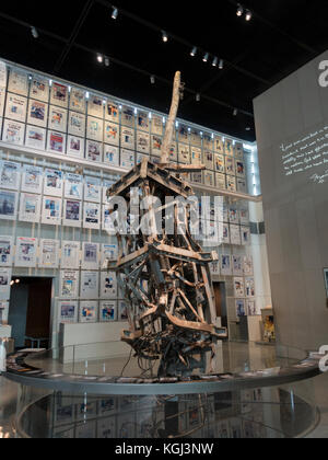 Ein Teil der Antenne von der Nordturm des World Trade Center am 11. September 2001 über die Anzeige im Newseum, Washington DC, USA. Stockfoto