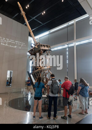 Ein Teil der Antenne von der Nordturm des World Trade Center am 11. September 2001 über die Anzeige im Newseum, Washington DC, USA. Stockfoto