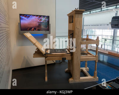 Ein Druck von Hand drücken (Nachbau) auf Anzeige in Newseum, ein interaktives Museum in Washington DC, USA. Stockfoto