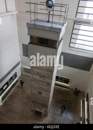 Eine Berliner Mauer Sicherheit Turm aus Ostdeutschland in Newseum, ein interaktives Museum in Washington DC, USA. Stockfoto