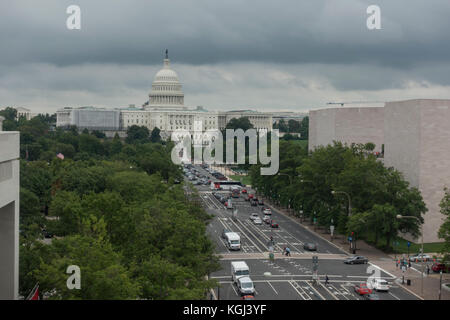 Bis Pennsylvania Ave NW aus dem Newseum in Richtung Capitol Building, Washington DC, USA. Stockfoto