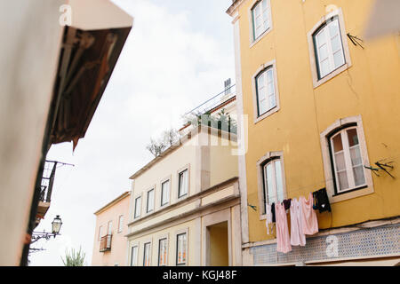 Wäsche aufhängen von einem Balkon in Alfama, Lissabon, Portugal Stockfoto