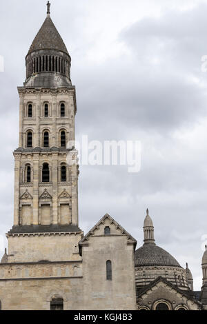 Ansicht der Straße von Cathédrale Saint-Front, Kathedrale Périgueux, Departement Dordogne in Nouvelle-Aquitaine, Frankreich. Stockfoto