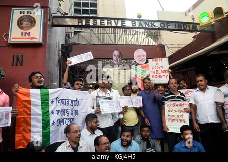 Chatra parishad Aktivist hält, Poster, Repliken der Bank Note und Bildnis von Ministerpräsident Narendra Modi und Shout Slogans gegen die Regierung der Union während einer Kundgebung vor der Reserve Bank of India Regionalbüro in Kalkutta. Kongress student Wing chatra parishad Aktivist Protest gegen Kongress student Wing chatra parishad Aktivisten protestieren gegen Regierung der Union anlässlich des ersten Jahrestages der Demonetisierung von Bank Note vor der Reserve Bank of India Regionalbüro am 8. November 2017 in Kalkutta. union Regierung RS500 und RS1000 Bank Note am 8. November dämonisiert, 20. Stockfoto